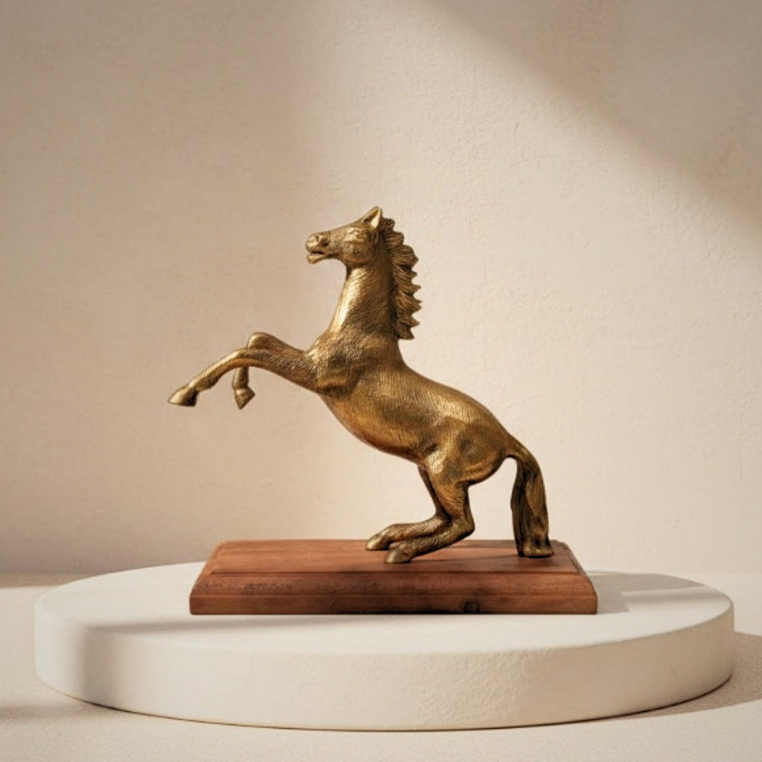 Aluminium-Pferdefigur auf Holzsockel mit personalisierbarer Gravur – elegantes Geschenk in Gold- und Brauntönen, Höhe 27,5 cm