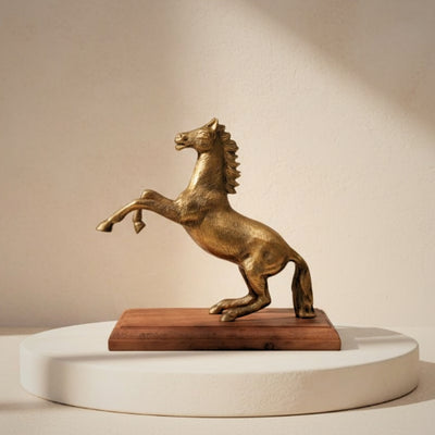 Aluminium-Pferdefigur auf Holzsockel mit personalisierbarer Gravur – elegantes Geschenk in Gold- und Brauntönen, Höhe 27,5 cm