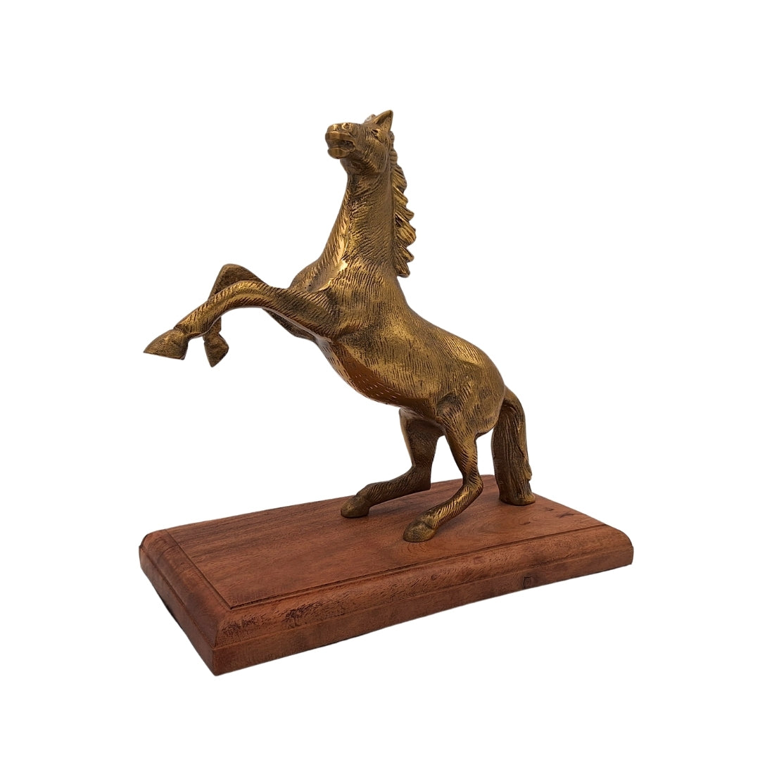 Aluminium-Pferdefigur auf Holzsockel mit personalisierbarer Gravur – elegantes Geschenk in Gold- und Brauntönen, Höhe 27,5 cm