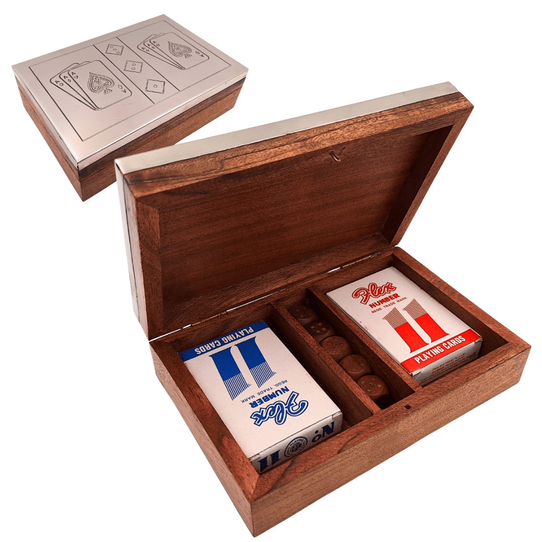 Elegantes Spieleset mit zwei Kartendecks und Würfeln in Holzkiste mit Aluminiumdeckel