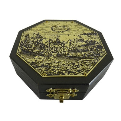 Oktagonale Sonnenuhr und Kompass H06 mit personalisierbarer Gravur – elegantes Geschenk für Navigationsliebhaber, aus Holz und Messing gefertigt, reich verziert, Maße 7,3 x 2 cm