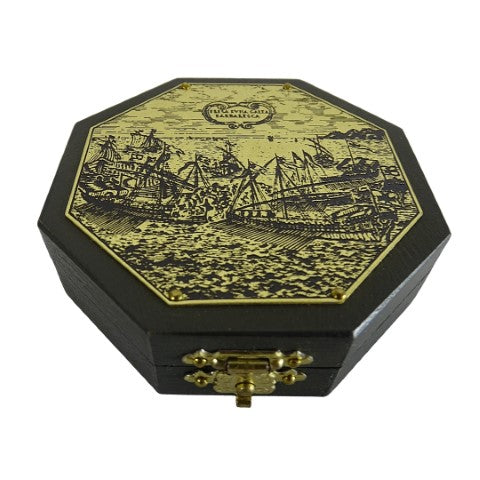 Oktagonale Sonnenuhr und Kompass H06 mit personalisierbarer Gravur – elegantes Geschenk für Navigationsliebhaber, aus Holz und Messing gefertigt, reich verziert, Maße 7,3 x 2 cm