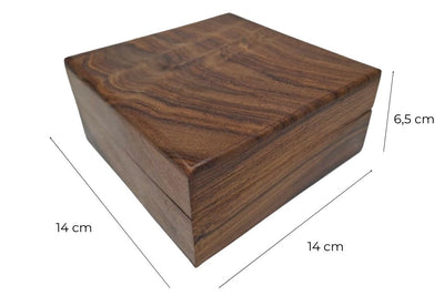 Elegante Holzschachtel mit marineblauem Einsatz 14x14x6,5 cm mit Möglichkeit zur Personalisierung durch Gravur