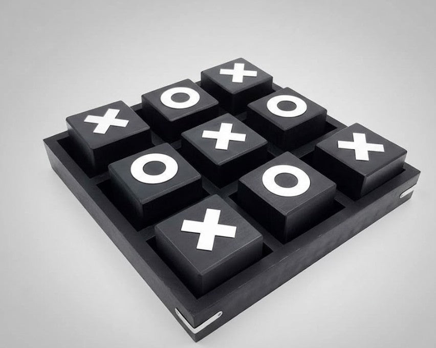 Großes Tic-Tac-Toe aus Holz, 24 x 24 cm, mit personalisierbarer Gravur – elegantes Strategiespiel als Geschenk – klassische schwarz-weiße Kombination, hochwertiges Holz