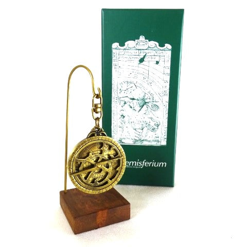 Miniatur-Astrolabium H81 auf Holzsockel mit personalisierbarer Gravur – elegantes Deko-Element als Geschenk für Astronomie-Liebhaber, Höhe 13 cm, Durchmesser 4,5 cm, außergewöhnliche Detailarbeit