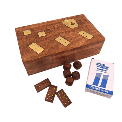 3-in-1 Spieleset in eleganter Holzkiste mit Gravurpersonalisierung - Karten, Domino, Würfel - Perfektes Geschenk für Gesellschaftsspiel-Liebhaber - Maße: 22,5 x 13 x 6 cm, Akazie mit Messingverzierungen