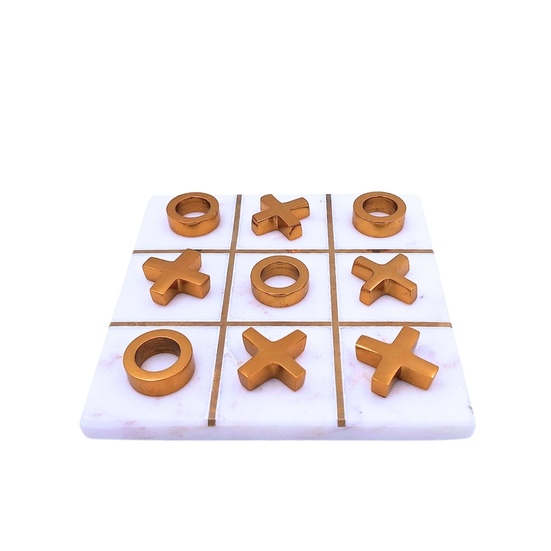 Elegantes Tic-Tac-Toe auf Marmorsockel mit personalisierbarer Gravur – ideales Geschenk im Glamour-Stil, Maße 14 x 14 cm, Material: Marmor und Messing