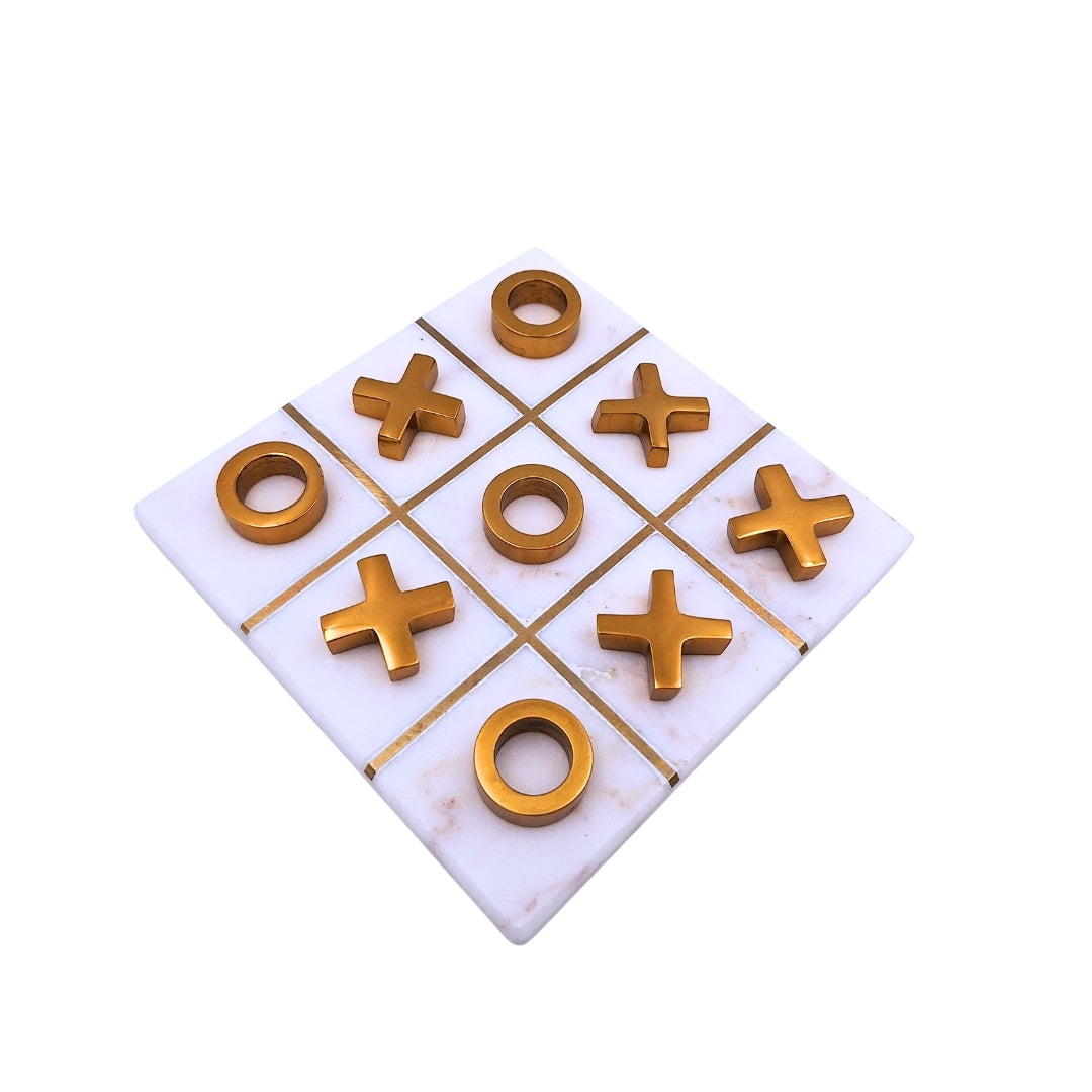 Elegantes Tic-Tac-Toe auf Marmorsockel mit personalisierbarer Gravur – ideales Geschenk im Glamour-Stil, Maße 14 x 14 cm, Material: Marmor und Messing