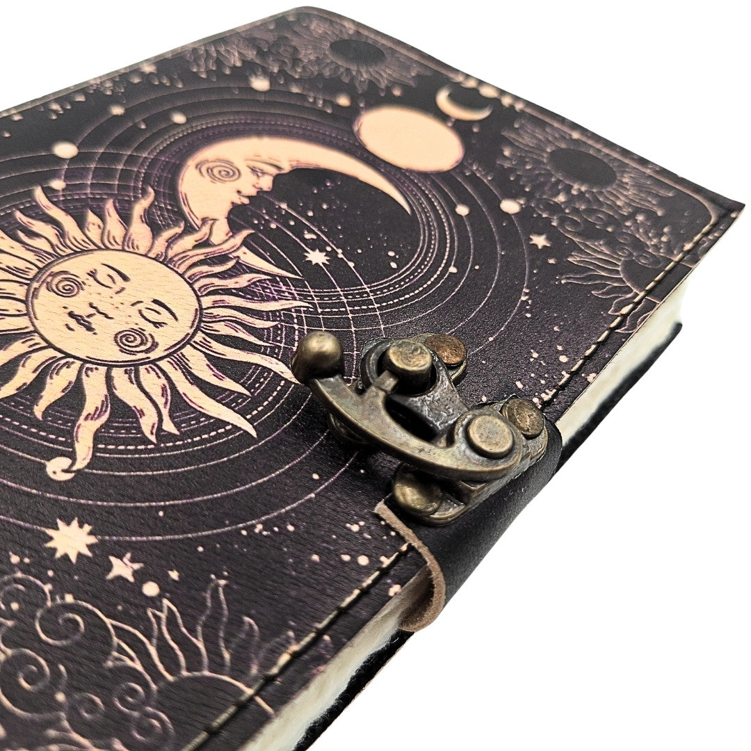 Dekoratives Leder-Notizbuch Sonne und Mond 200 Seiten mit Personalisierung durch Gravur, marineblau, aus Ziegenleder, ideal als Geschenk