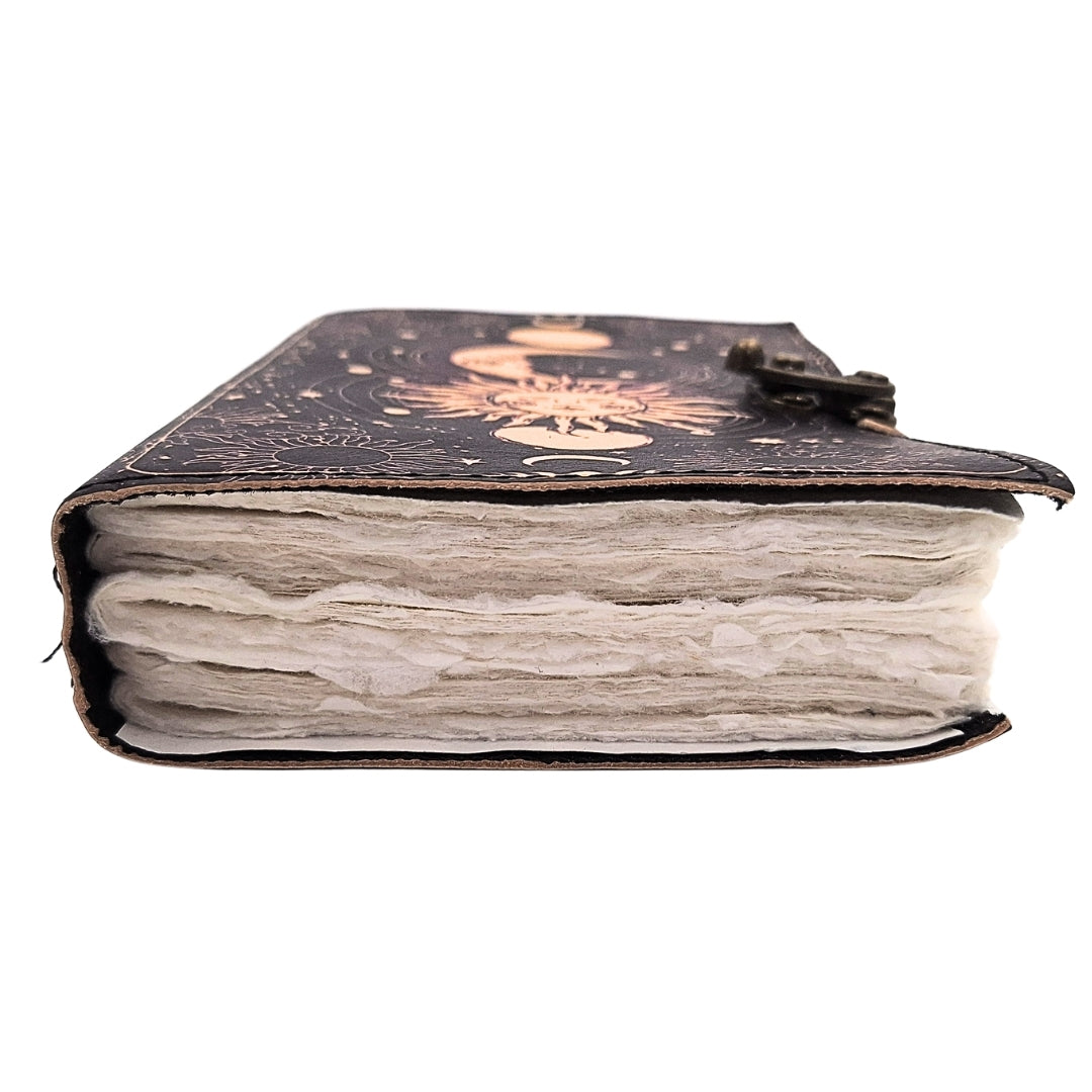 Dekoratives Leder-Notizbuch Sonne und Mond 200 Seiten mit Personalisierung durch Gravur, marineblau, aus Ziegenleder, ideal als Geschenk