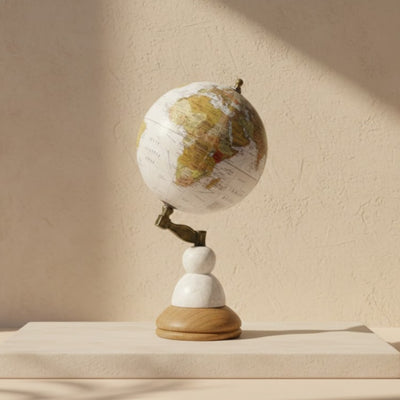Dekorativer Globus Voyager auf Marmor-Holz-Sockel mit Gravur-Personalisierung – Elegantes Geschenk für Reisebegeisterte, Höhe 32 cm, Durchmesser 15,5 cm, Weiße Karte mit bunten Kontinenten