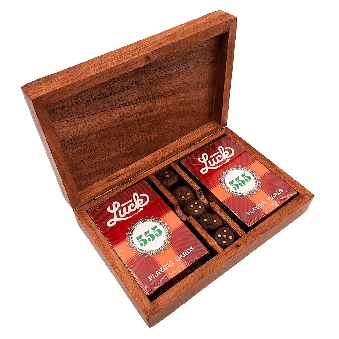 Elegantes Spielset mit zwei Kartendecks und Würfeln in Holzbox mit Messingverzierungen – Personalisierte Gravur  