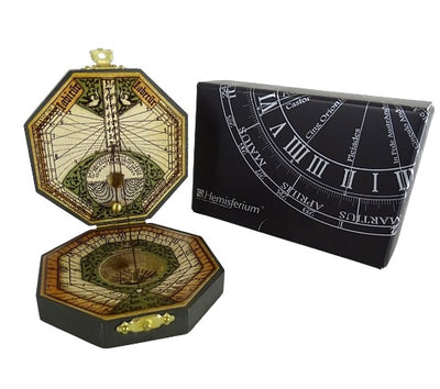 Oktagonale Sonnenuhr und Kompass H06 mit personalisierbarer Gravur – elegantes Geschenk für Navigationsliebhaber, aus Holz und Messing gefertigt, reich verziert, Maße 7,3 x 2 cm