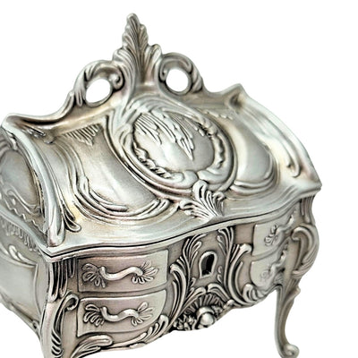 Silberne Retro-Metall-Schmuckschatulle 2056M mit Gravurmöglichkeit – elegantes Geschenk zum Muttertag oder Geburtstag, Maße 9,7 x 10 x 6,7 cm, Rokoko-Stil mit floralen Ornamenten