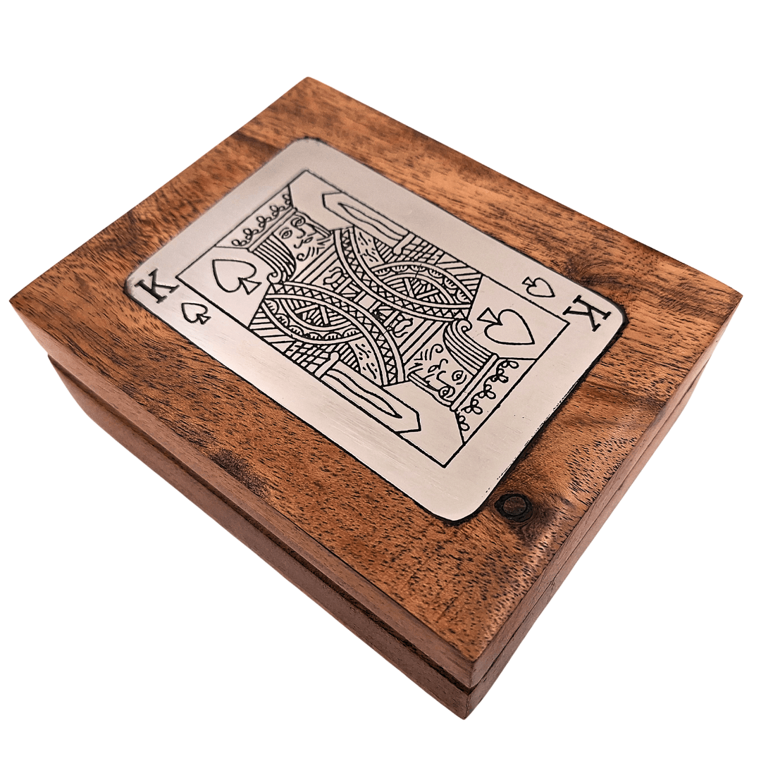 Elegantes Kartenspiel in dekorativer Holzkiste mit Aluminium-Königsplakette – Personalisierung mit Gravur – Perfektes Geschenk für Kartenspiel-Liebhaber – Kistengröße 11,5 x 8 x 4 cm