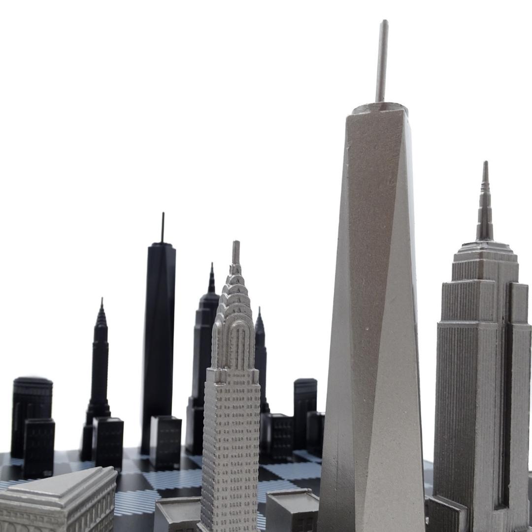 New Yorker Skyline-Schachfiguren aus Edelstahl mit Gravur