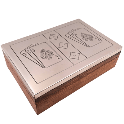 Elegantes Spieleset mit zwei Kartendecks und Würfeln in Holzkiste mit Aluminiumdeckel