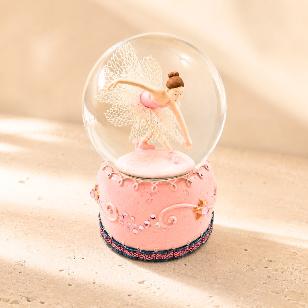 Tanzende Ballerina in 12 cm Glaskugel mit personalisierbarer Gravur - Elegante pastellfarbene Dekoration als Geschenk für Ballettliebhaber, aus Polyresin und Glas gefertigt