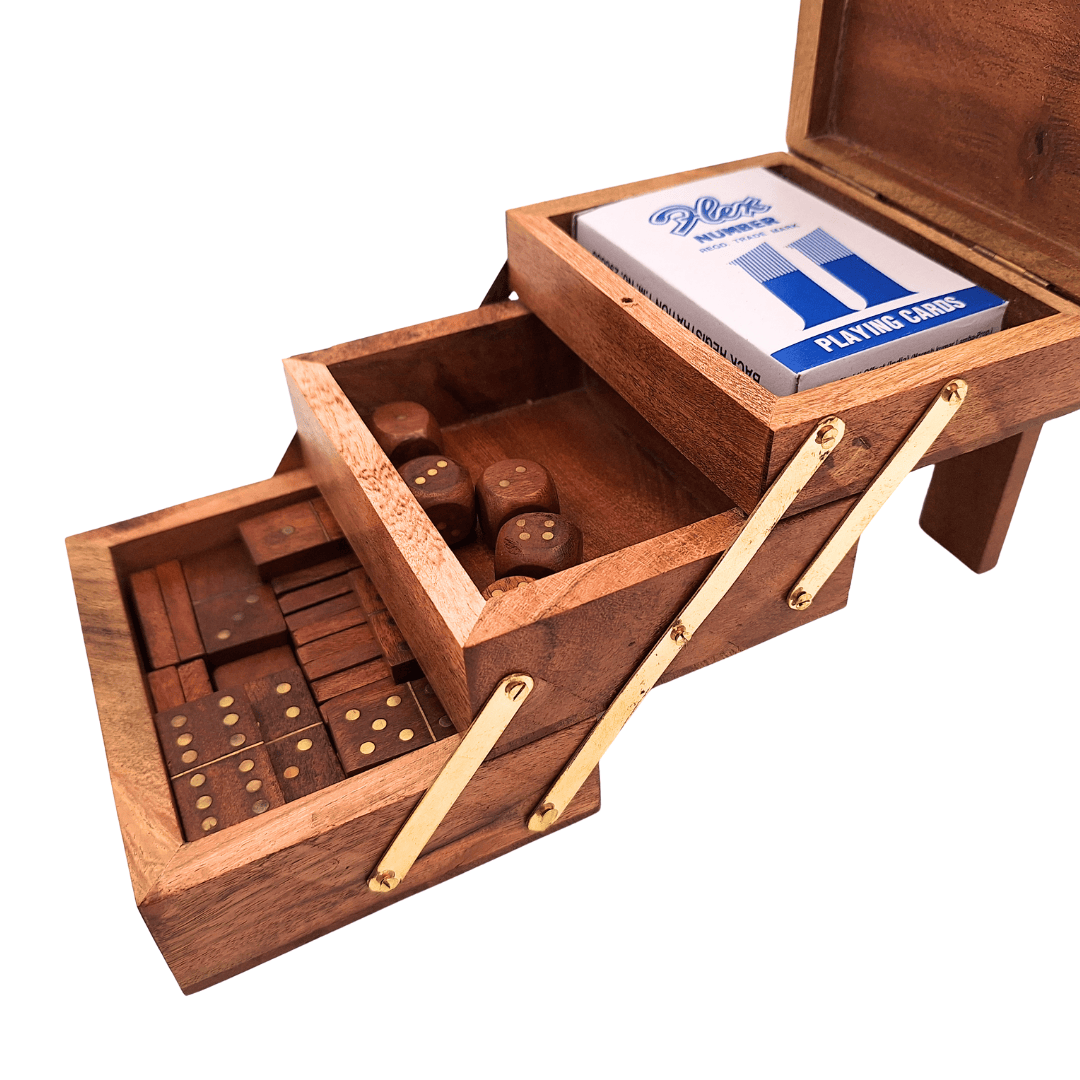 Elegantes 3-in-1 Spieleset mit personalisierter Gravur – Karten, Würfel, Domino in Holzkiste mit Messingverzierungen – Perfektes Geschenk für Spielbegeisterte – Maße 12 x 9,5 x 10,5 cm