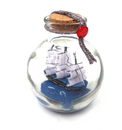 Miniatur-Segelschiff in Flasche mit personalisierbarer Gravur – klassische maritime Dekoration als Geschenk, 10 x 10 x 11 cm  