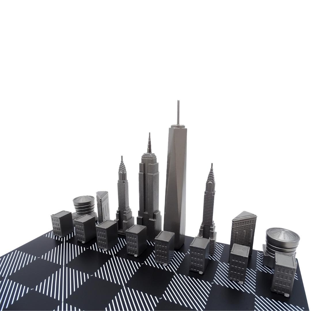New Yorker Skyline-Schachfiguren aus Edelstahl mit Gravur