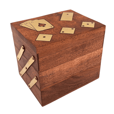 Elegantes 3-in-1 Spieleset mit personalisierter Gravur – Karten, Würfel, Domino in Holzkiste mit Messingverzierungen – Perfektes Geschenk für Spielbegeisterte – Maße 12 x 9,5 x 10,5 cm