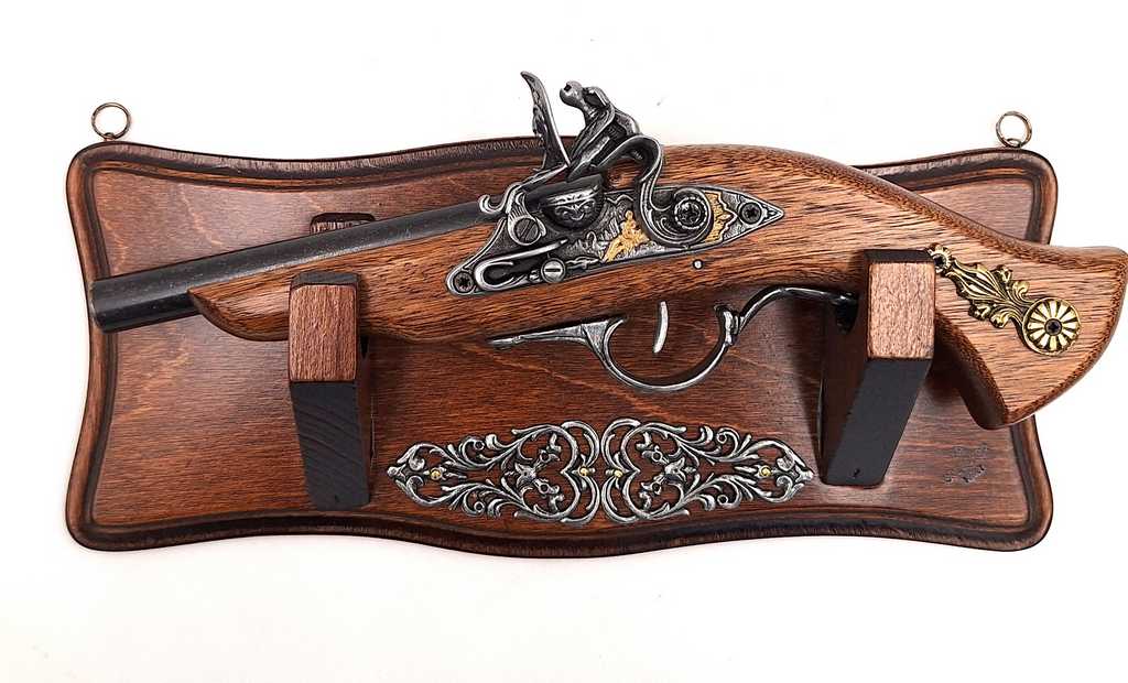 Replik der Pistole TR-239 auf Wandhalter mit Personalisierung durch Gravur