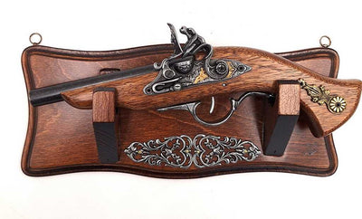 Replik der Pistole TR-239 auf Wandhalter mit Personalisierung durch Gravur