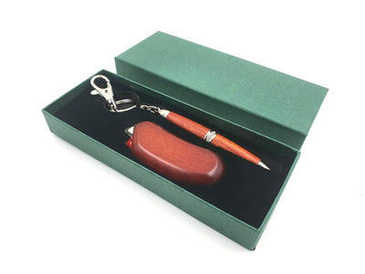 Elegantes Geschenkset mit Feuerzeug und Kugelschreiber in Holzgehäuse, personalisierbar mit Gravur, Farbe Mahagoni, ideal für besondere Anlässe