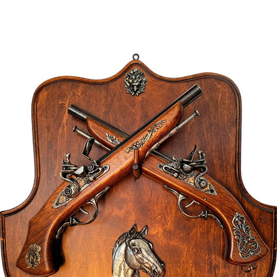Replik von Steinschloss-Pistolen auf Holzständer mit Gravur-Personalisierung – Perfektes Geschenk für Geschichtsfreunde und Sammler – Hohe Qualität, stabile Konstruktion, elegantes Design 45x44 cm  