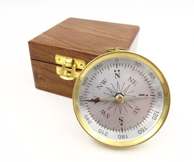 Messing-Kompass in Holzkiste mit Gravur-Personalisierung - elegantes Geschenk für Marine-Liebhaber, Durchmesser 7,5 cm, Höhe 1,5 cm