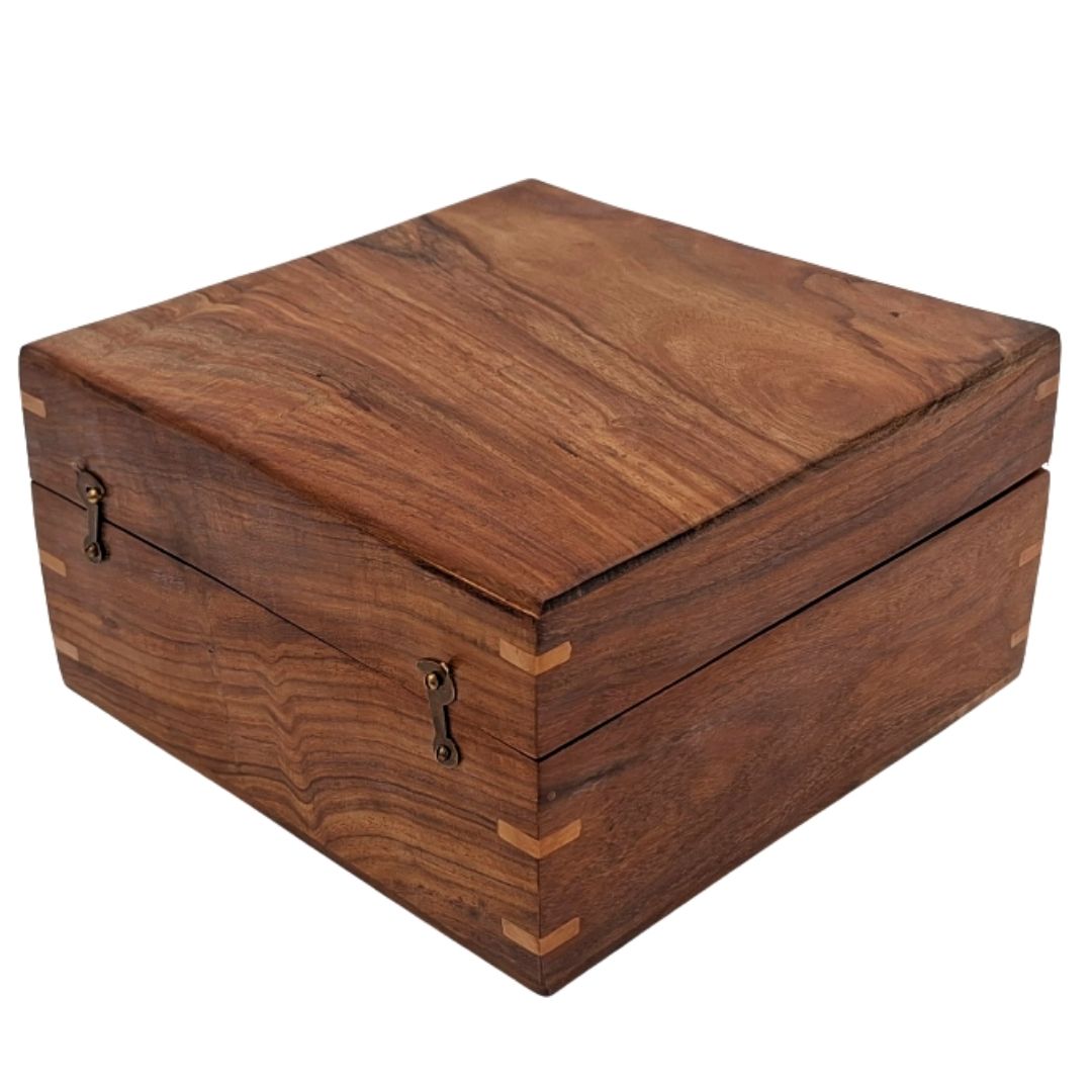Elegante Geschenkbox aus Holz 20x20x11 cm mit marineblauem Einsatz und Option zur Personalisierung durch Gravur