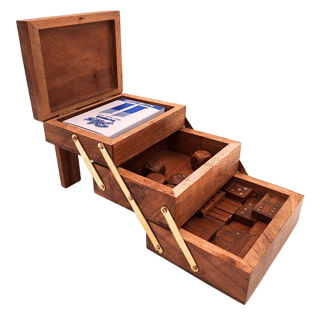 Elegantes 3-in-1 Spieleset mit personalisierter Gravur – Karten, Würfel, Domino in Holzkiste mit Messingverzierungen – Perfektes Geschenk für Spielbegeisterte – Maße 12 x 9,5 x 10,5 cm