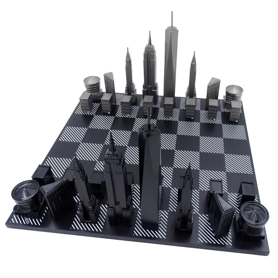 New Yorker Skyline-Schachfiguren aus Edelstahl mit Gravur