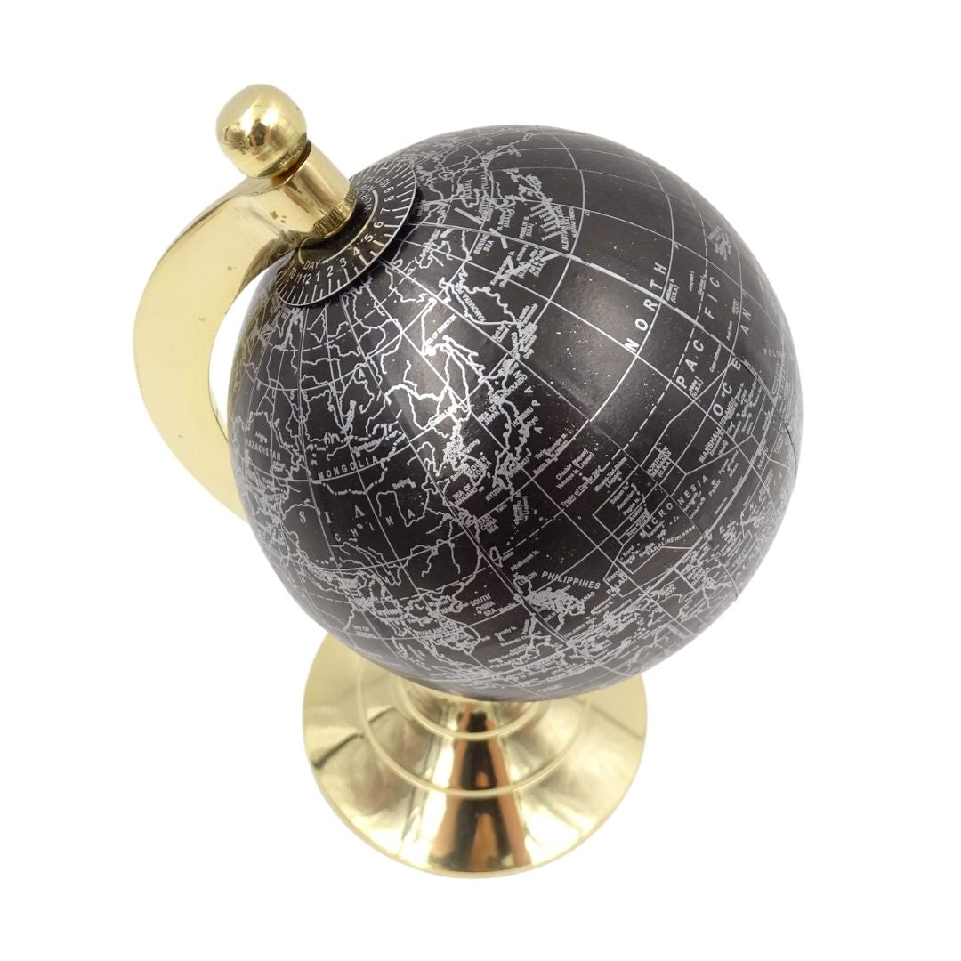 Dekorativer Globus Black & Gold mit personalisierbarer Gravur – elegantes Geschenk, Höhe 20 cm, Messingfuß, schwarze Karte mit silbernen Beschriftungen