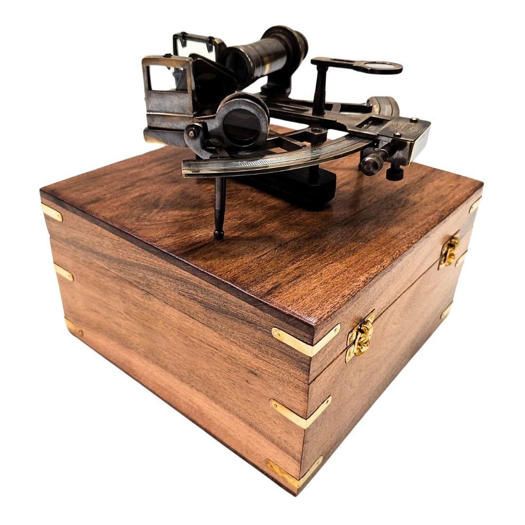 Messing-Sextant mit Gravur in Holzkiste