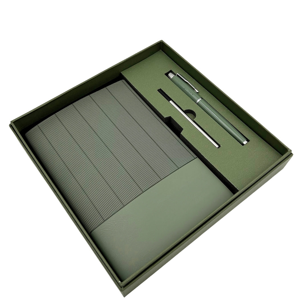 Elegantes Geschenkset mit personalisierter Gravur - Leder-Notizbuch A5 in Olivgrün mit Kugelschreiber und Ersatzmine in ästhetischer Geschenkbox