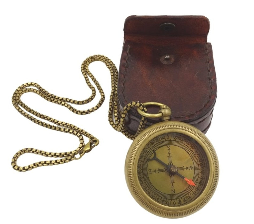 Stilvoller Messing-Kompass mit Kette in Lederetui
