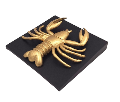 Goldene dekorative Krebs-Figur aus Aluminium mit Möglichkeit der Personalisierung durch Gravur – elegantes Geschenk für jeden Anlass, Maße 29 x 27,5 x 9 cm, schwarzer Holzsockel