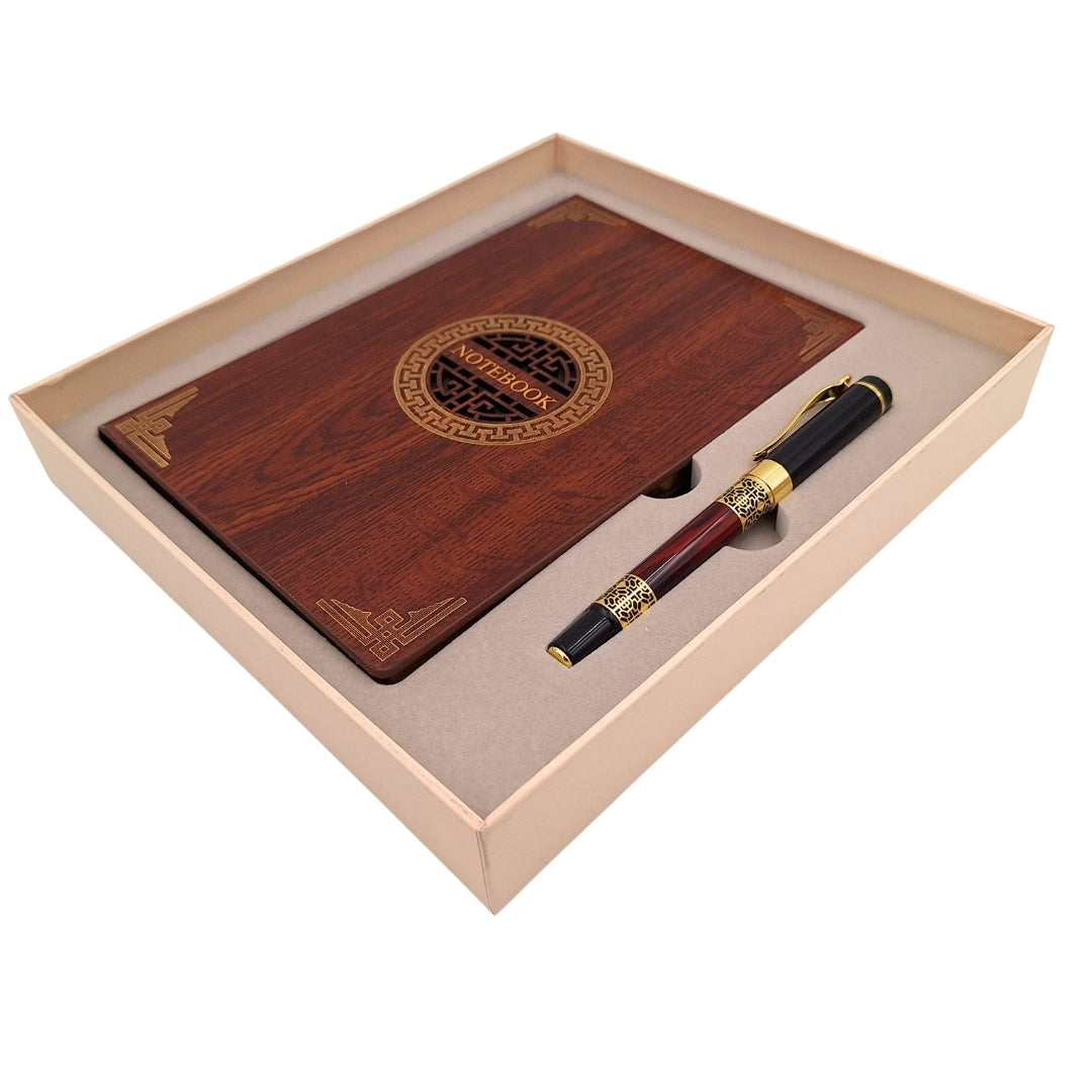 Exklusives Premium Geschenkset A5 Notizbuch mit Holzcover und Kugelschreiber – personalisierbar mit Gravur, ideal als Geschenk für Chef, Lehrer, Künstler – Dunkelbraun mit goldenen Elementen  