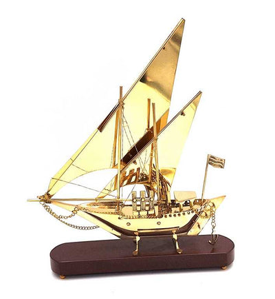 Messingmodell eines Schiffes auf einem 43 cm langen Holzsockel mit der Möglichkeit einer personalisierten Gravur