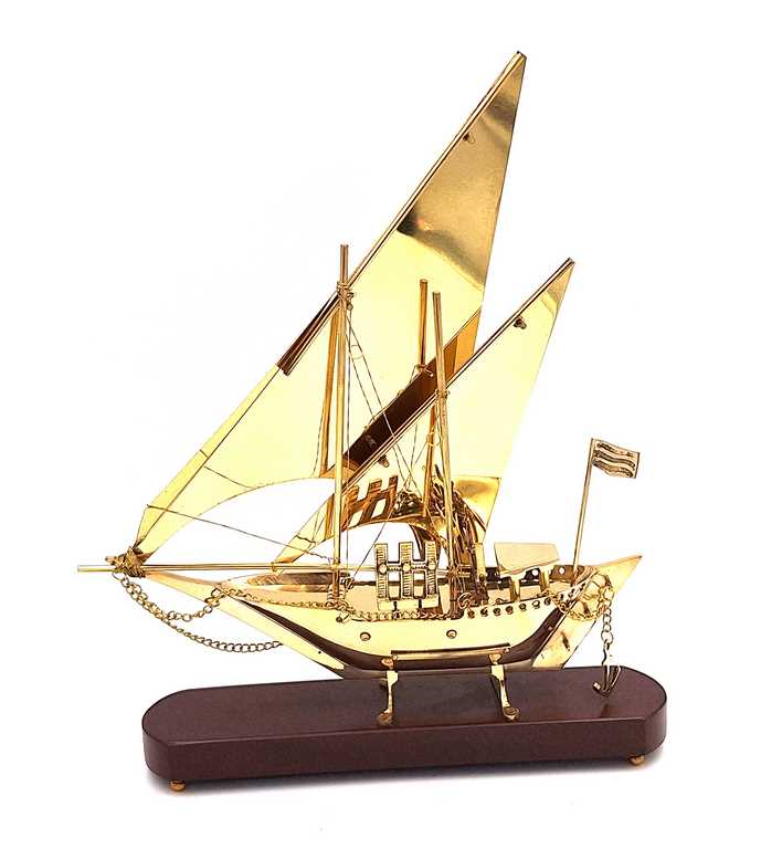 Messingmodell eines Schiffes auf einem 43 cm langen Holzsockel mit der Möglichkeit einer personalisierten Gravur