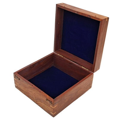 Elegante Geschenkbox aus Holz 20x20x11 cm mit marineblauem Einsatz und Option zur Personalisierung durch Gravur