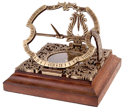 Messing-Sonnenuhr Habsburg H30 mit personalisierbarer Gravur, ideal als Geschenk, im eleganten Augsburger Stil, Höhe 10 cm, auf Holzsockel