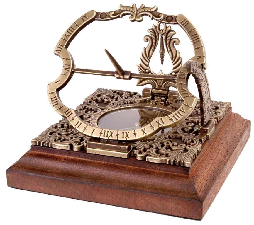 Messing-Sonnenuhr Habsburg H30 mit personalisierbarer Gravur, ideal als Geschenk, im eleganten Augsburger Stil, Höhe 10 cm, auf Holzsockel