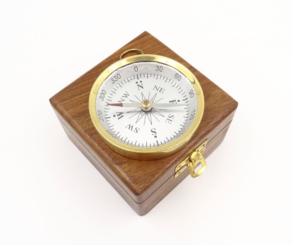 Messing-Kompass in Holzkiste mit Gravur-Personalisierung - elegantes Geschenk für Marine-Liebhaber, Durchmesser 7,5 cm, Höhe 1,5 cm