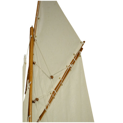 Modell der Yacht Columbia mit Gaffelsegel, Höhe 104 cm, aus Holz, mit Personalisierung durch Gravur