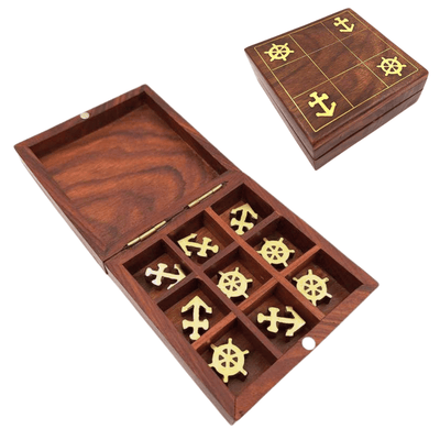 Maritimes Tic-Tac-Toe-Spiel aus Holz mit Gravur - Personalisiertes Geschenk für Segler, Maße 10x10 cm, elegantes Design mit Messingakzenten