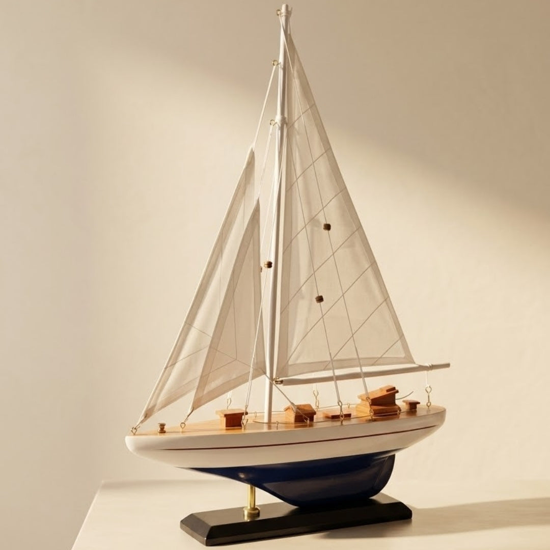 Holzmodell einer Yacht, Höhe 42 cm, mit personalisierbarer Gravur  