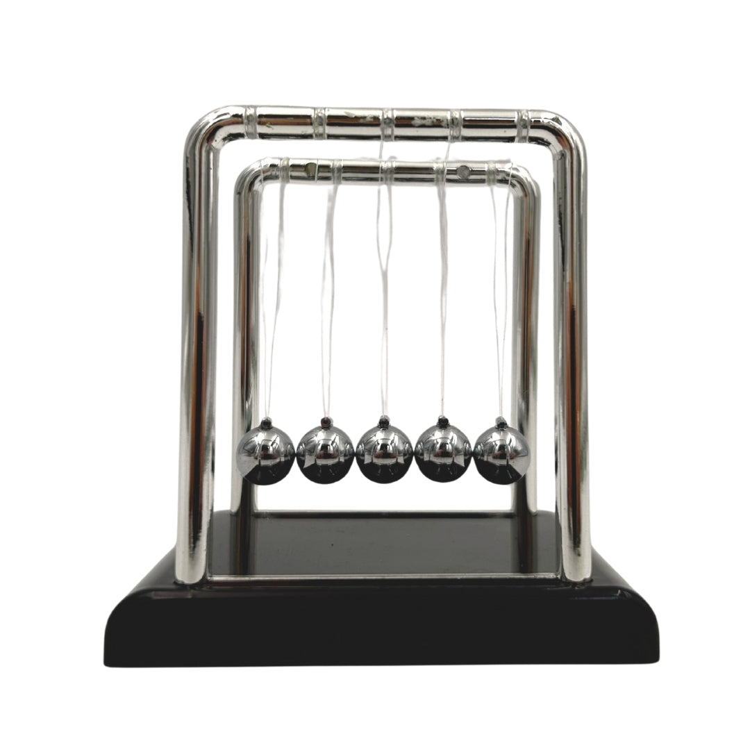 Newtons Pendel mit Gravur – Elegantes Anti-Stress-Gadget für den Schreibtisch, Ideal als Geschenk – Höhe 9 cm, Stahlkugeln, Minimalistisches Design
